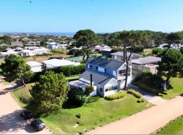 Casa · 280m² · 5 Dormitorios · 1 Cochera · Casa E 11 Pinar del Faro