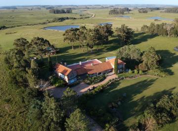 Chacra con una espaciosa casa en José Ignacio en un entorno natural · La Jazminera