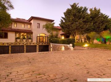 Casa · 1264m² · 5 Dormitorios · 1 Cochera · Mas Chocolate