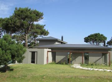 Casa · 300m² · 4 Dormitorios · 1 Cochera · Casa en Pinar del Faro E12