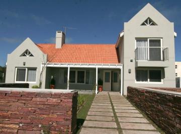 Casa · 200m² · 4 Dormitorios · 2 Cocheras · Casa o Pescador