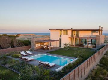 Casa · 330m² · 4 Dormitorios · 2 Cocheras · Casa en Miradores del Faro - Tm