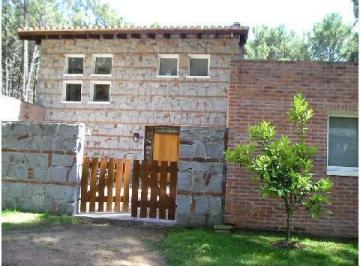 Casa · 280m² · 5 Ambientes · 2 Cocheras · Laguna Blanca Alquiler Casa Tm