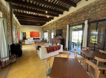 Campo · 400m² · 5 Dormitorios · 4 Cocheras · La Estancia - Tm