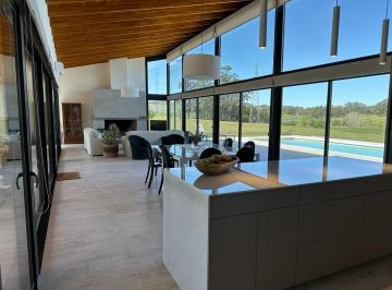 Casa · 372m² · 5 Ambientes · Casa en Alquiler Temporario en El Quijote Tm