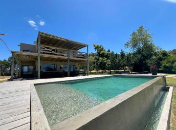 Casa · 1m² · 6 Ambientes · 2 Cocheras · Casa con Pileta en Barrio Privado en Manantiales - Tm