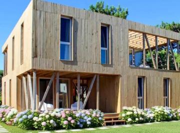 Casa · 425m² · 6 Ambientes · 2 Cocheras · PH con 4 Departamentos en Venta en Manantiales - Tm