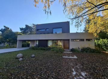 Casa · 186m² · 4 Ambientes · 6 Cocheras · Alquiler Casa Totalmente Amoblada en Haras del Sol Pilar