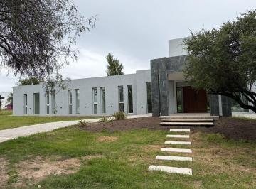 Casa · 250m² · 4 Ambientes · 2 Cocheras · Alquiler de Casa 2 Dorm. en Planta Baja Country Causana