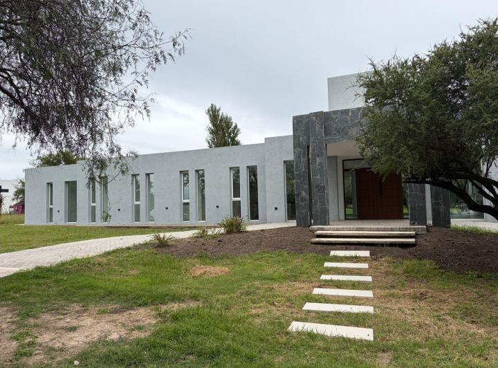 Casa · 250m² · 4 Ambientes · 2 Cocheras