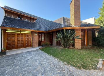 Casa · 300m² · 5 Ambientes · 1 Cochera · Casa en Venta de 5 Ambientes con Pileta en Lujan Centro