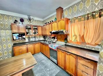 Casa · 289m² · 4 Ambientes · 4 Cocheras · Venta Casa 5 Ambientes con Cochera Pompeya