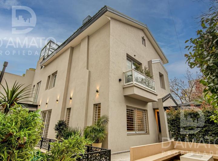 Casa · 300m² · 6 Ambientes · 2 Cocheras