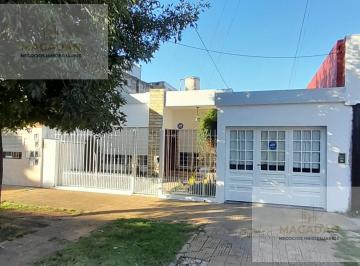 Casa · 125m² · 3 Ambientes · 1 Cochera · Venta - Casa 3 Amb con Patio y Cochera - Villa Luzuriaga - Acepta Permuta - Apto Credito.