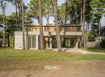 Casa · 227m² · 5 Ambientes · Casa en Venta 5 Amb en Barrio Alamos I Pinamar Vista Al Golf