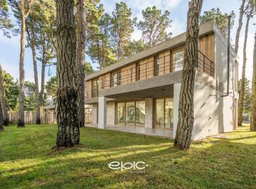 Casa · 227m² · 5 Ambientes · Casa en Venta 5 Amb en Barrio Alamos I Pinamar Vista Al Golf