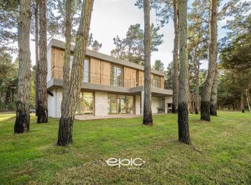 Casa · 227m² · 5 Ambientes · Casa en Venta 5 Amb en Barrio Alamos I Pinamar Vista Al Golf