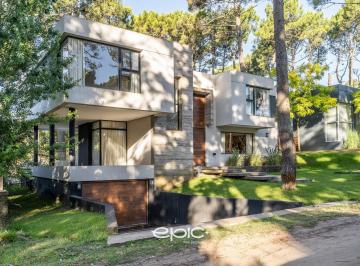 Casa · 240m² · 5 Ambientes · 1 Cochera · Casa en Venta 5 Amb en Barrio Álamos Pinamar