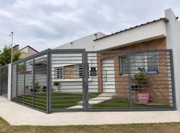 Casa · 174m² · 4 Ambientes · 2 Cocheras · Venta Casa 3 Dorm. Monoambiente en Perticone