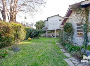 Casa · 211m² · 6 Ambientes · 2 Cocheras · Casa en Venta de 6 Ambientes en Martínez con Escritorio, Playroom, Jardin y Cochera