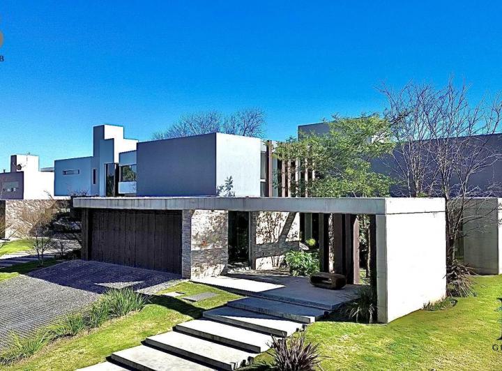 Casa · 760m² · 9 Ambientes · 3 Cocheras