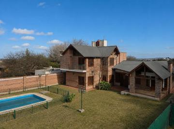 Casa de 8 ambientes, Mendiolaza · Alquilo Imponente Casa 3 Dorm. 3 Baños. Patio. Pileta. Quincho. Cochera Doble – Mendiolaza