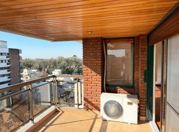 Balcón con vista lateral al río · Departamento 3 Dorm. en Alquiler San Isidro