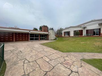 Casa · 1596m² · 5 Ambientes · 2 Cocheras · Casa de 4 Dorm. con Pileta en Unquillo