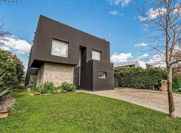 Casa · 450m² · 6 Ambientes · 4 Cocheras · Exclusiva Casa en Alquiler en Windbells