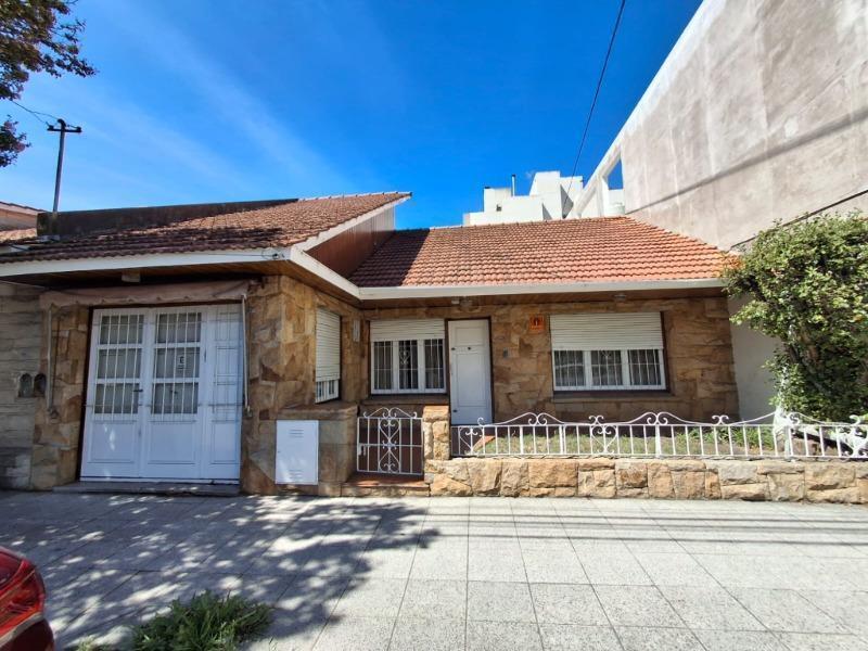 Chalet ubicado en el corazon del barrio Chauvin, cuenta con hall de entrada, living, cocina comedor, 2 habitaciones, baño, patio con parrilla