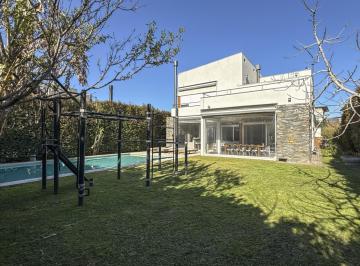 Casa · 410m² · 8 Ambientes · Casa en Windbells Venta