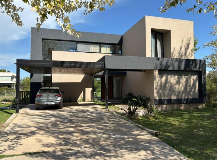 Casa · 225m² · 6 Ambientes · 2 Cocheras