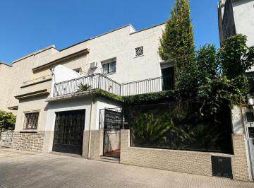 Casa · 128m² · 4 Ambientes · 1 Cochera · Casa en Flores