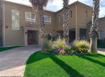 Casa · 325m² · 7 Ambientes · 6 Cocheras · Casa en Venta en Barrio Pilar Haras La Pradera