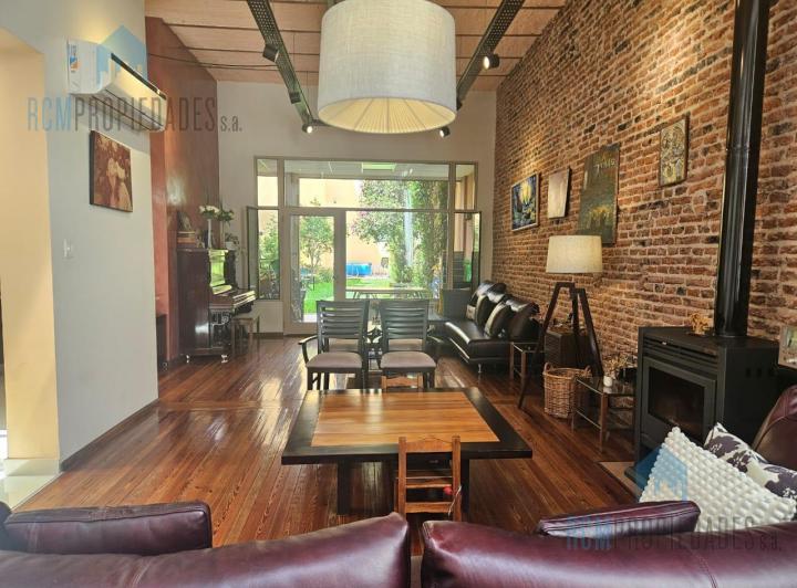 Casa · 342m² · 6 Ambientes · 1 Cochera