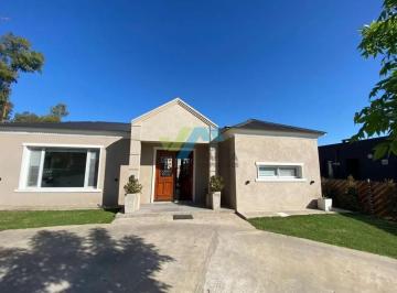 Casa · 120m² · 4 Ambientes · 3 Cocheras · Casa en Venta en Santa Lucia, Pilar del Este, Pilar