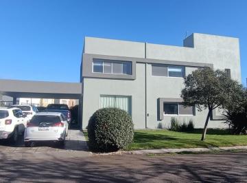 Casa · 220m² · 3 Ambientes · 2 Cocheras · Se Alquila Casa Amoeblada Nivel Gerencial - Barrio Elementos Plottier