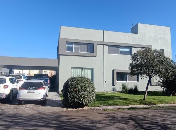 Casa · 220m² · 3 Ambientes · 2 Cocheras