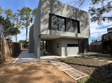 Frente · ¡Imperdible Casa a Estrenar en El Pinar!