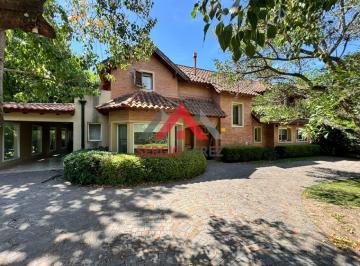 Casa · 300m² · 5 Ambientes · 2 Cocheras · Casa en Santa Ana
