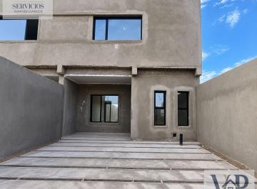 PH · 180m² · 3 Ambientes · 1 Cochera · PH en Plottier