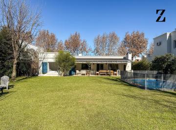 Casa · 217m² · 5 Ambientes · 2 Cocheras · Casa en Venta en Santa Bárbara | Lote de 1.333 m² | 3 Dorm. | Pileta | Excelente Ubicación
