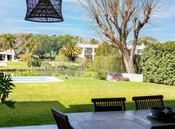 Casa · 324m² · 7 Ambientes · 4 Cocheras · Casa en Venta con Costa a La Laguna, 4 Suites, 1 en P. B, Ascensor
