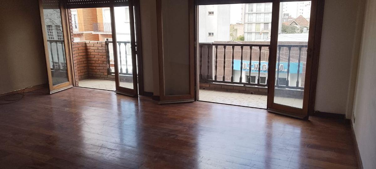 Alquiler 24 meses-semipiso de 4 ambientes. ubicado en calle san luis entre gascon Y alberti