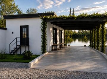 Casa de 5 ambientes, Plottier · Oportunidad Única: Casa en Steel Framing con Vista a La Laguna, Amplio Parque y