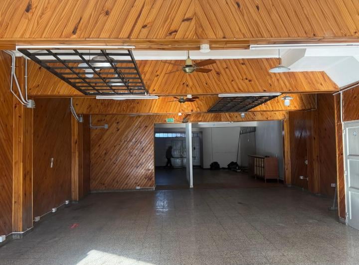 Local comercial · 180m² · 4 Ambientes