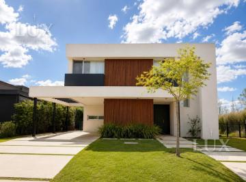 Casa · 236m² · 5 Ambientes · 4 Cocheras · Casa en Acacias