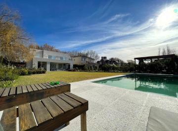 Casa · 300m² · 7 Ambientes · 2 Cocheras · Alquiler Cuba 4 Dormitorio y El de Servicio. Playroom. Gran Galeria, con Parrilla, Barra, Bien Equi