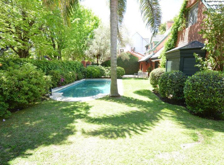 Casa · 375m² · 6 Ambientes · 1 Cochera