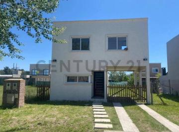 Casa · 102m² · 4 Ambientes · 3 Cocheras · Casa en Venta en Laguna Azul. Apto Credito